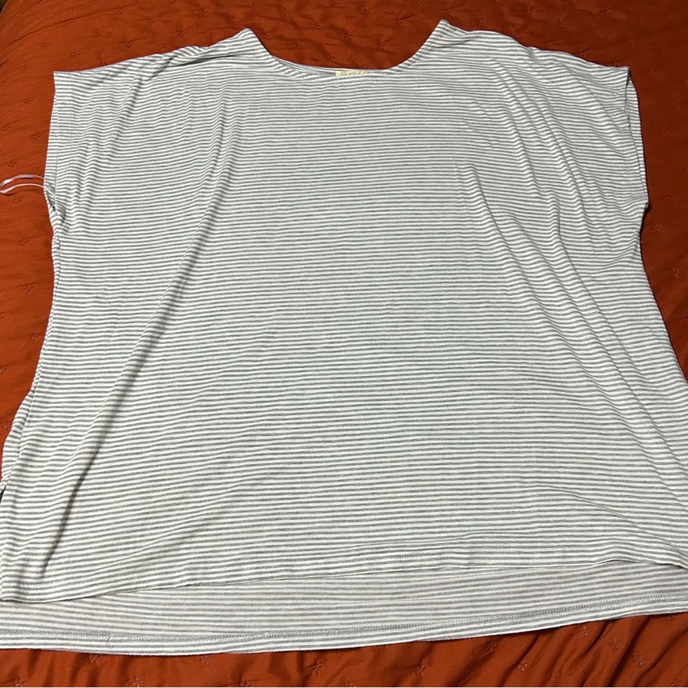 Plus size Striped Short-Sleeve Crewneck Women’s Top - White & Light Gray 2X